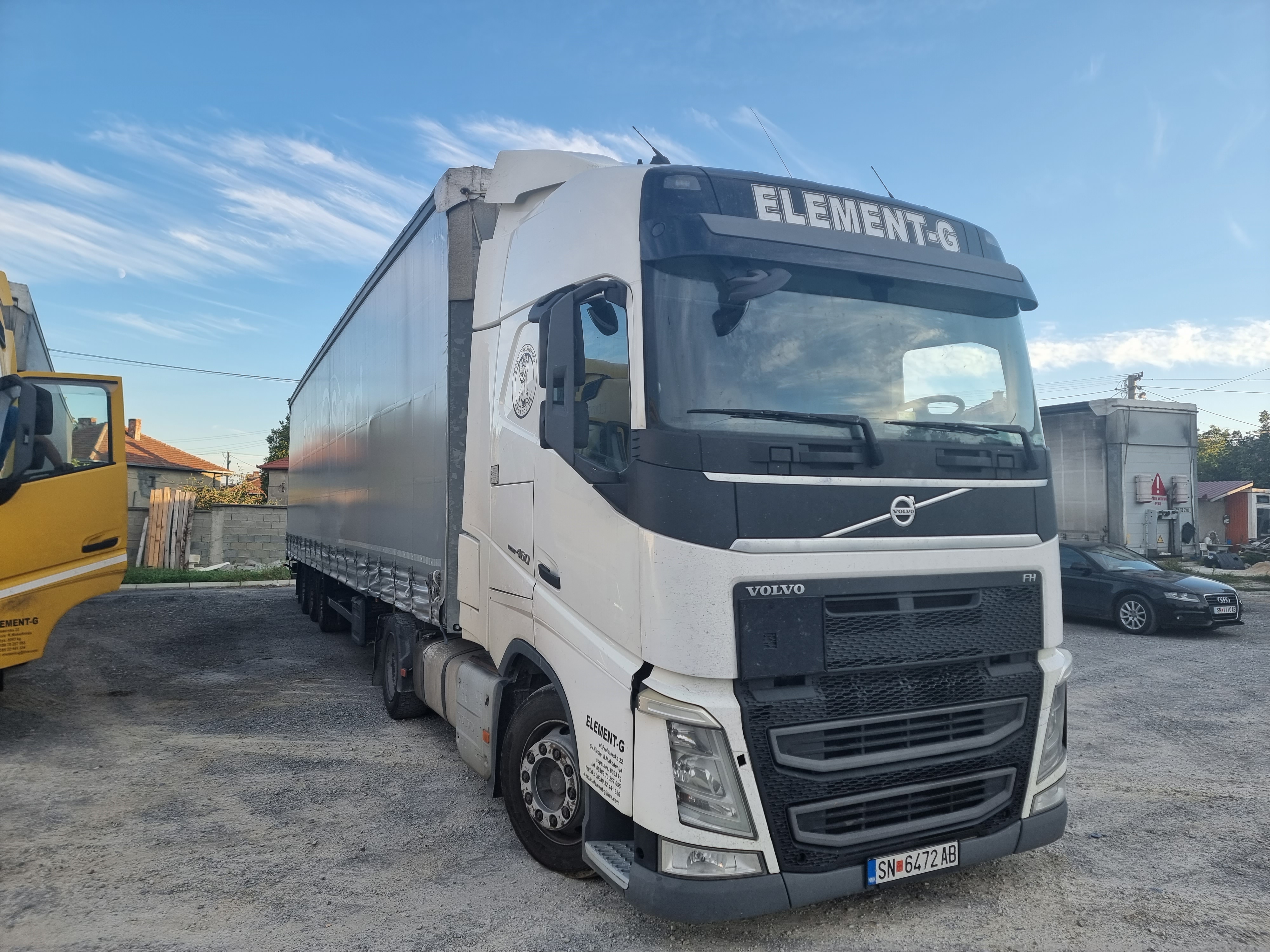 Simple italian pizza with cherry tomatoes